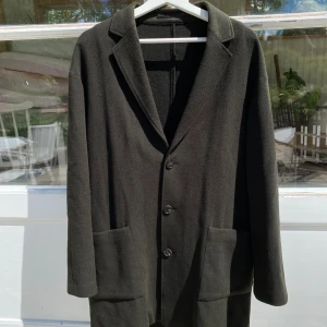 These Glory Days Rock i 100% ull - Hej, säljer en sjukt elegant mörkgrön/khaki färgad rock/kappa från These glory days. Storlek 46 vilket motsvarar M. Luftig, fint material & enormt kvalitativ. Bekväm och skön. Nypris 3000kr. Passar fint året runt. Pris kan diskuteras. Hörs i DM! 