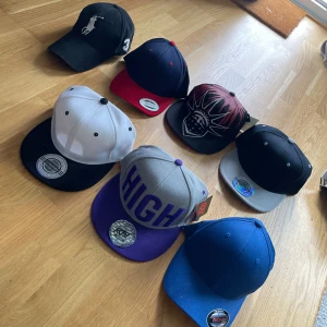 Olika kepsar - Köpte dessa kepsar för nåt år sedan. Alla kom inte till användning så säljer dom som jag inte använt. 5 snapbacks och en ralph lauren keps och en flexfit hel blå.