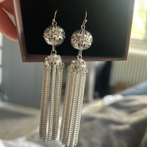 Fina örhängen - Snygga örhängen. Vet inte vart som är ifrån men dom har aldrig varit använda