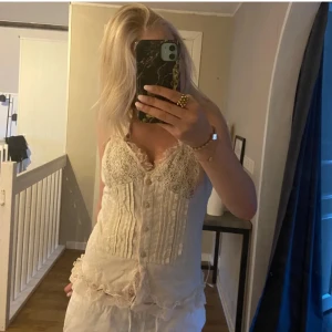 Söt topp - En jätte söt topp från vila i storlek M🥰 Den har mycket fina detaljer med spets och en rosett där bak💞 Hör av er om ni har några frågor eller är intresserade 💕