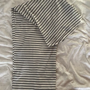 Randig klänning/kjol - Jag brukar använda denna knälånga tubklänningen som en kjol  Den går precis över knäna på mig som är 177cm