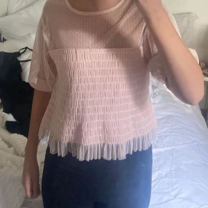 Säljer en blus  - De är en jätte fin rosa blus som aldrig är använd i storlek S 