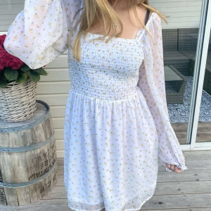 somrig klänning 💓 - supersöt och somrig klänning från veromoda med ljusgula blommor 💕 