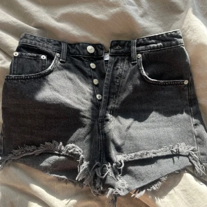 Jeansshorts - Helt nya jeans shorts, som tyvärr var för stora för mig men otroligt sköna! Köparen står för frakten!💖 Pris går att diskutera🫶🏻