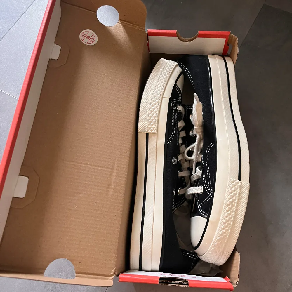 Endast använda en gång, men säljer pga att de var för små tyvärr. Modellen är 70s chuck taylor med platåsula. Köpta för 1000 kr. Skor.