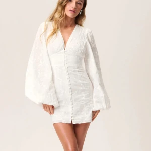 Klänning - Söker någon av dessa tre klänningar ifrån adoore, kan möjligen också vara intresserad av den längre modellen också😊 Storlek 38/40