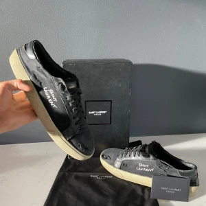 Saint Laurent Sneakers SL/06 - Riktigt feta Saint Laurent skor modell SL/06 ✅ | Storlek 42 men passar 43 | Skick 7/10 använda men mycket kvar att ge |Allt og ingår | Nypris 7000kr vårat pris 2199kr! 