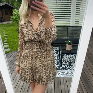 Zara klänning - Så fin klänning från zara i storlek S, säljer då den aldrig kommer till användning🌸