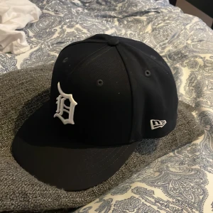 New era keps - Helt ny New era keps aldrig använd alltså 10/10 skick, har text på sidan av kepsen som jag kan skicka på pm, hör av er för mer frågor eller funderingar…