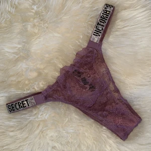 Victoria’s Secret trosor med diamanter💎 - Nya och oanvända. Små i storleken, står M men skulle säga XS/S beroende på kroppsform osv. Mått: 30cm bredd och 10 cm längd (kan skicka bilder på måtten). Jag hade flera par - därav jag vet storleken!💖🥰fastpris👍🏽