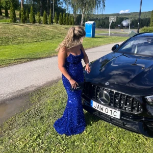 Balklänningen  - Jättefin balklänning i bra kvalitet med dubbla lager och använd 1 gång 