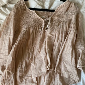 Odd Molly blus!  - Säljer nu min superfina rosa odd Molly blus! Den är i storlek 0 som jag skulle säga motsvarar xs-s💕 priset är diskuterbart och vid frågor är deh bara att kontakta mig! 