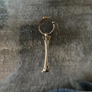 Maria Nilsdotter örhänge - Maria Nilsdotter ben örhänge. Gammal kollektion, jätte fin💋