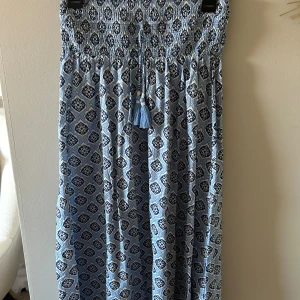 Kjol - Säljer denna kjol för att den inte kommer till användning, den är aldrig använd endast testad saknar prislapp pga att jag tappade bort kvittot. Jag tycker att den är lite för kort. Säljer för 300kr men uppskattar prisförslag 💕