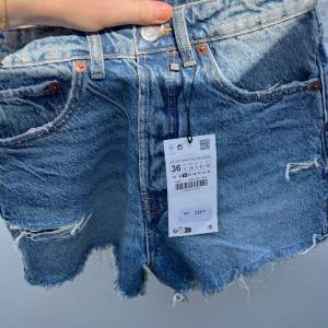 Jätte fina helt oanvända jeans shorts från zara! Prislappen är kvar och dem är köpta för 119kr❤️ säljer pga att dem var lite stora. 