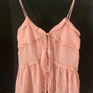 Rosa linne - Säljer detta linne som liknar det kända linnet från zara. Storlek S och jag säljer det pågrund av att det är lite för stort på mig.💕