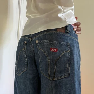 miss sixty jeans - lite baggy jeans från miss me med straight leg😍😍  de är i fint fint skick och köpta på humana🤩  haft mycket kul i dessa men de är inte min stil längre, jag kan mötas i stockholm och skriv gärna om ni har frågor😙😙 priset kan diskuteras 🌟