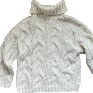 Stickad tröja  - Jöttesnygg stickad tröja ❤️‍🔥 köpt second hand men lappen är borta så vet inte vilket märke tyvärr 💕Priset kan diskuteras 