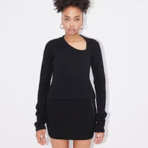 LeGer tröja - Superfin svart stickad tröja från LeGer. Tröjan är i storlek 38 och är endast använd någon gång så är i nästan nyskick! Säljs pga att den bara ligger i garderoben och ej används! Köptes för ett år sedan och är borta från hemsidan🖤 Nypris 569kr