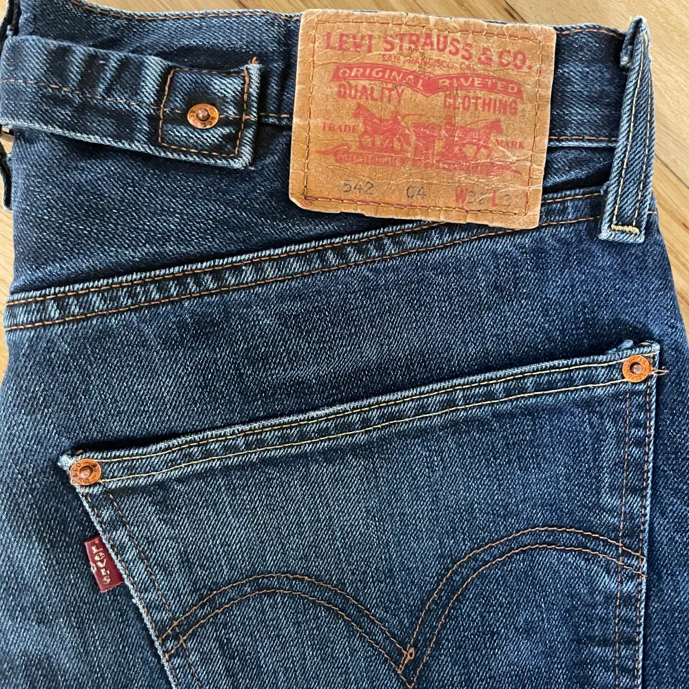 Vintage Levis jeans med snygg fade, passform👊 storlek W33L32, dom har en loose passform🔥 . Jeans & Byxor.