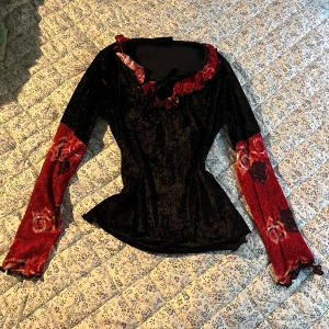 Goth blus - Jättevacker blus i ett sammetsliknande svart tyg med ärmar och detaljer i mesh med rosmotiv <3