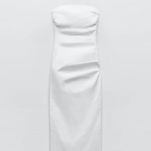 Midiklänning - Vit midiklänning i denim från Zara. Bra kvalité på tyget. Endast använd 1 gång, som ny. 