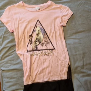 Tunika - Säljer denna tunika som också funkar som t-shirt eller strandklänning. Den har ett hästmotiv på och är I storlek 134-140 från Lindex. 💞 Kontakta vid frågor eller bilder på. Kan tänka mig att sänka i pris vid snabb affär. 🫶