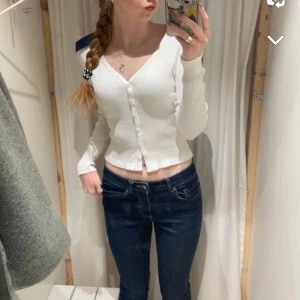 Vit kofta  - Söt kofta från brandy som ej kommer till användning!! Sitter som en xs/s i storleken! Inga defekter ❤️🤗