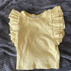 Volangtopp - Säljer denna supersöta topp från zara!💕