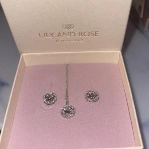 Smyckesset - silver örhängen och halsband med rosa diamant från ”Lily and Rose Jewellery”. Aldrig använt!