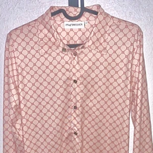 Ps of sweden - Jättefin ps of sweden funktionströja i storlek M. Mycket bra skick! Köpare står för frakt, finns annars i Färjestaden! 