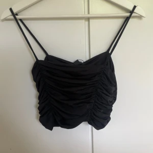 Fest topp - Snygg fest topp från amisu oanvänd, har snöret kvar men inte lappen då jag tog bort lappen när jag testade den en gång här hemma, nytt skick storlek M