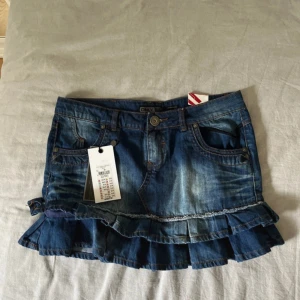 Jeanskjol med volanger - !INTRESSEKOLL! Supertrendig jeanskjol som är i nyskick, lappen är borttagen men aldrig använd💕