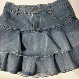 Säljer denna jätte snygga jeans kjol, den har insydda shorts! Skriv privat vid intresse💗
