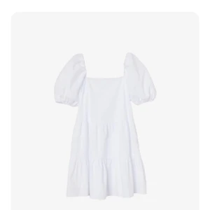 vit klänning  - världens sötaste klänning från zalando. Endast använd fåtal gånger🫶😍 