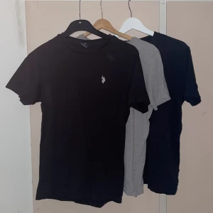 Ralph lauren T-shirt med mera (3 pack) - Tre sällan använda t-shirts. Du kan antingen köpa alla tre för 390kr. Eller välja att köpa en eller två.  Ralph lauren t-shirten: 200kr Gant t-shirten: 169kr Tommy hilfiger t-shirten: 150kr Skriv vid frågor och pris kan diskuteras.