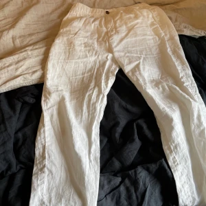 Linnebyxor  - Vita linnebyxor från hm, sparsamt använda och har bara en liten defekt som knappt syns (se bild 3). Har haft dem sen förra sommaren och nu vill jag bara bli av me dem då de tar onödig plats i garderoben. De är i storlek Small och i regular fit. 