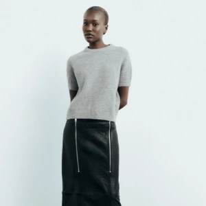 Stickad zara t-shirt  - Grå stickad t-shirt från Zara, använd någon gång så i nyskick. Är i stolek M och passar bra på mig som är xs/s, säljes då den inte kommer till användning 