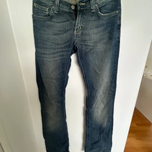 Bootcut jeans  - Ett par blåa Jeans som är utsvängda väldigt bra skick ordinarie pris 800kr 