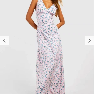 Blommig klänning - Blommig långklänning från Boohoo storlek 36!
