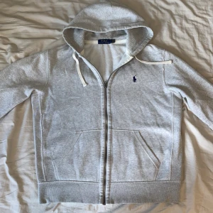 Ralph Lauren zip - Säljer nu min Ralp lauren tröja då den inte passar längre, den är i nästan absolut nyskick, inga fläckar eller skador skulle säga att skicket är 9/10, skriv för frågor/bilder   Äkta såklart 