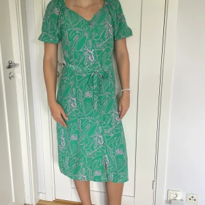 Grön klänning med rosa mönster - Använd en gång och är i bra skick