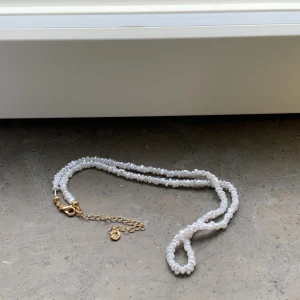Halsband pull and bear  - Halsband med vita pärlor. Från pull and bear. Burk medföljer. Du ser burken på bild tre. Guld kedja. Oanvänt. Pris kan diskuteras. Skriv för intresse. ❤️