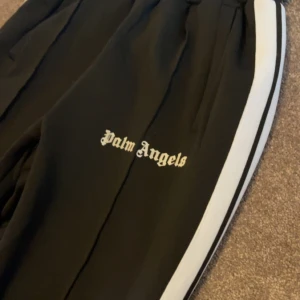 Palm angels byxor - Helt nya palm angles byxor, säljer för att de är för stora, dom är storlek M o passar dig om du är runt 175-180. Om fler bilder eller frågor så skriv 