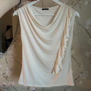Vit topp - Så otroligt snygg vit topp. Strå storlek xs men lite stor i storleken så skulle snarare säga att det är S!