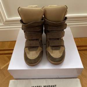 Säljer dessa supersnygga Khaki färgade Isabel Marant Bekett skorna i nästintill nyskick! Skriv gärna om du vill ha fler bilder💗