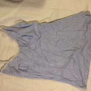 Linne med spets  - Säljer detta blåa linne med spets. Stretchigt material så passar upp till M skulle jag säga