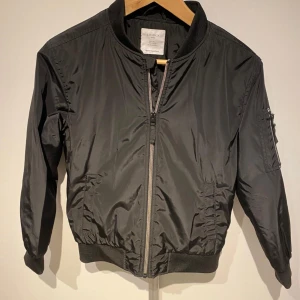 Lindex bombar jacka - Hej, säljer denna bombar jackan då den är för liten för mig. Storlek 146 cm. Vid frågor eller funderingar hör gärna av dig.