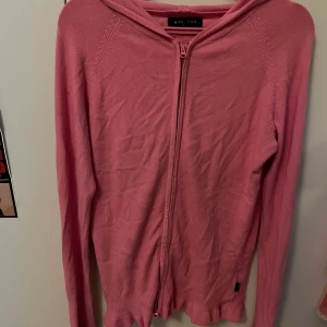 Rosa bimbotröja - Säljer denna rosa tunna hoodie som är fett bimbo. Jag gillar att vika upp den nedersta delen så blir den lite croppad o det är bra. Tunnt material⭐️väldigt stretchig passar många storlekar😊