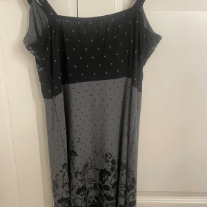 klänning - svartgrå klänning